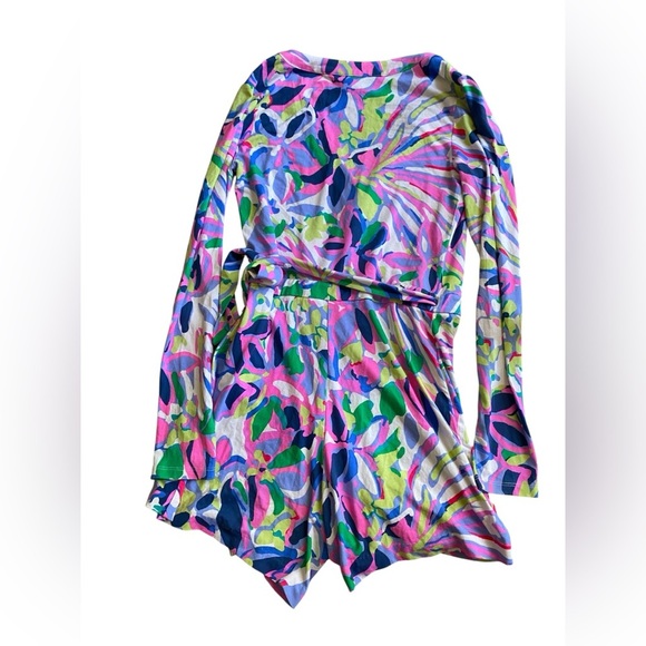 Lilly Pulitzer Tiki Wrap Romper – “Havin’ a Blast” Print
Size: XS - Picture 4 of 7